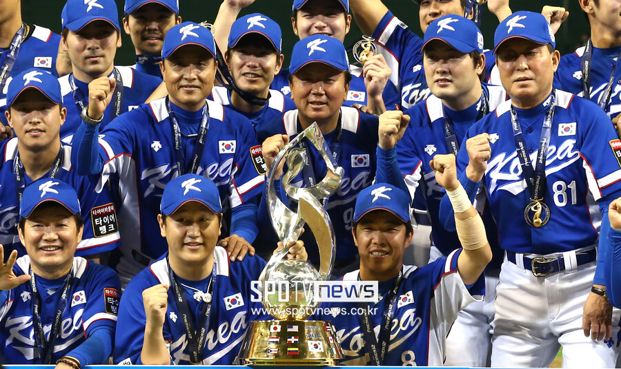 ▲ 2015년 WBSC 프리미어12 초대 챔피언 한국 야구대표팀 ⓒ 스포티비뉴스DB