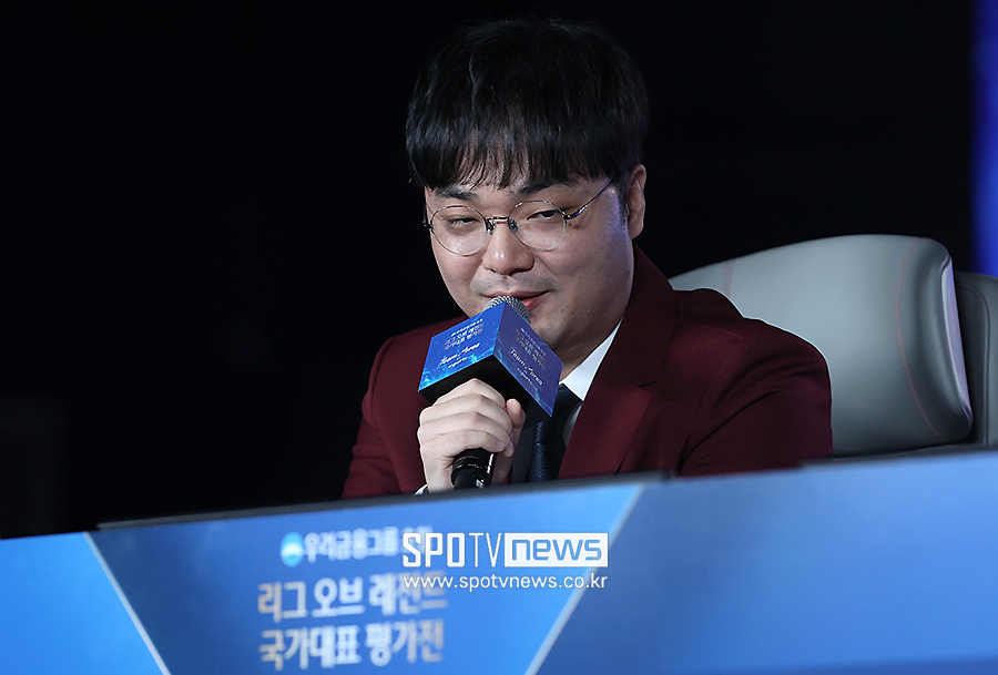 [포토S] 국가대표 평가전 해설하는 '강퀴' 강승현 해설위원