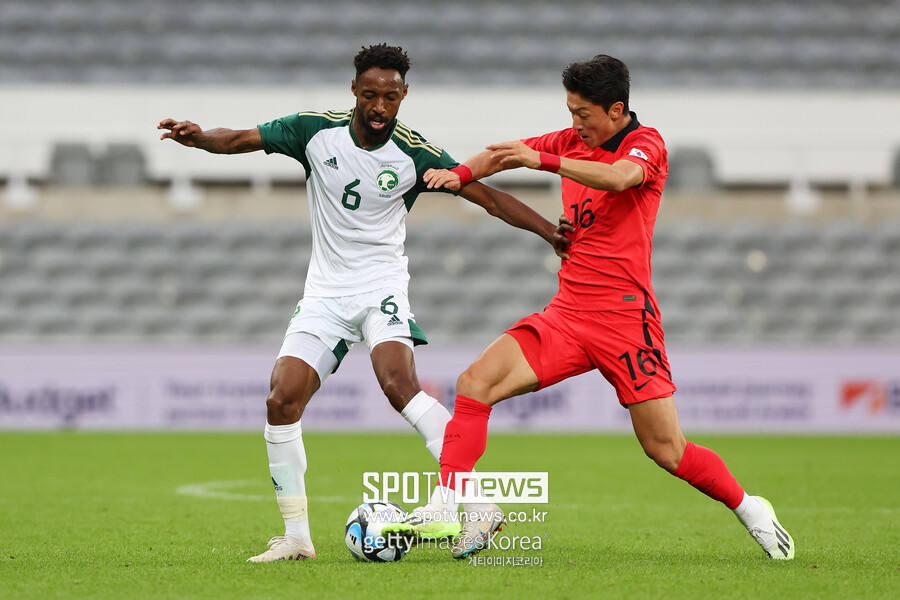 ▲ 수비하는 황의조. 한국은 13일(한국시간) 사우디아라비아를 1-0으로 꺾었다.