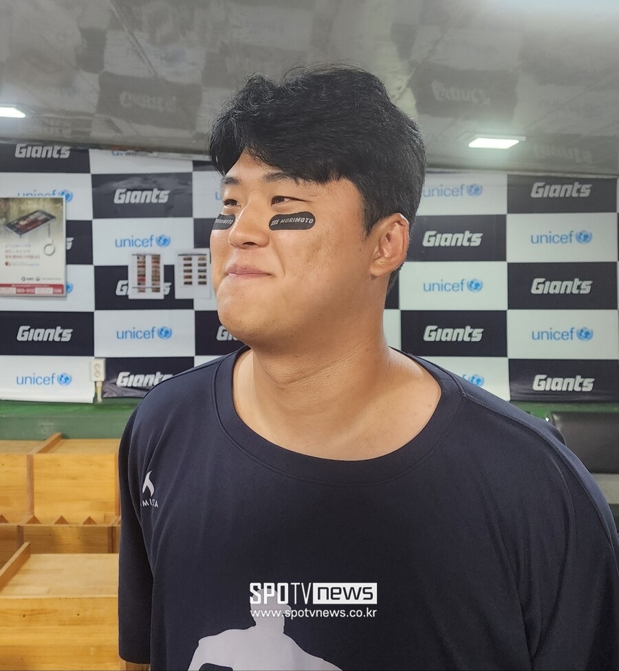 ▲ 인터뷰 중인 NC 다이노스 투수 신민혁. ⓒ사직, 박정현 기자