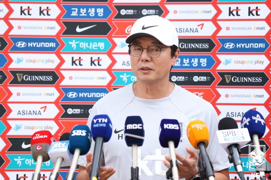 ▲ 14일 파주 트레이닝센터에서 취재진의 질문에 답하고 있는 황선홍 아시안게임 대표팀 감독. ⓒ대한축구협회