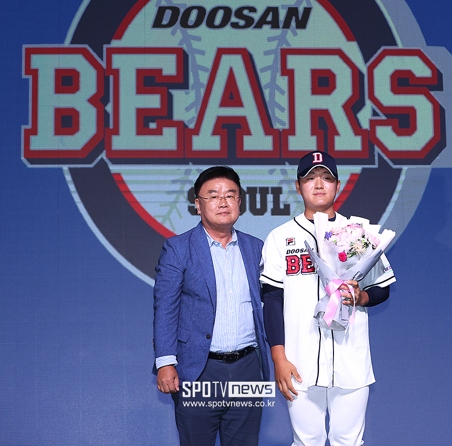 ▲ 두산 김태룡 단장 인천고 김택연 ⓒ곽혜미 기자