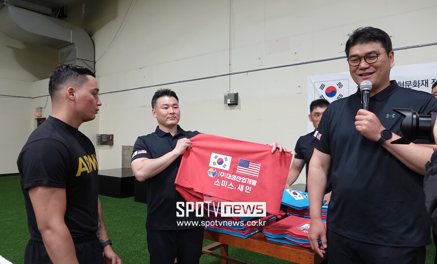 ▲ 천하장사 출신인 이태현 인류무형문화유산씨름진흥원 이사장이 참가자 전원에게 제공된 씨름 샅바에 대해 설명하고 있다.