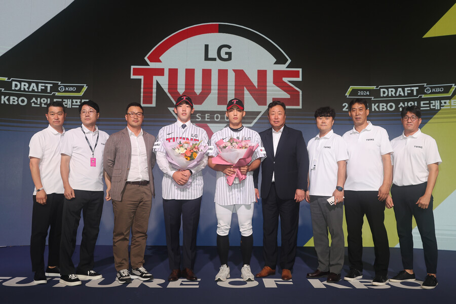 ▲ LG 2024년 신인 진우영과 김현종이 차명석 단장, 김재현 전력강화코디네이터, 스카우트팀과 기념사진을 찍고 있다. ⓒ LG 트윈스