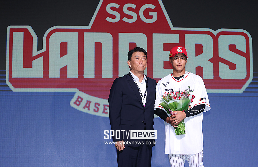 ▲ SSG 김성용 단장 세광고 내야수 박지환 ⓒ곽혜미 기자
