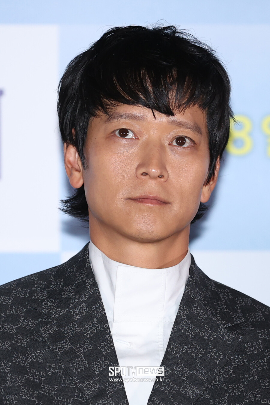 강동원 is 뭔들…신부→퇴마사, 무슨 옷을 입어도 '찰떡'[초점S]
