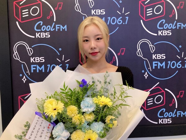 ▲ 지난 4일부터 KBS 쿨 FM '볼륨을 높여요' 스페셜 DJ로 활약한 휘인. 제공|더라이브