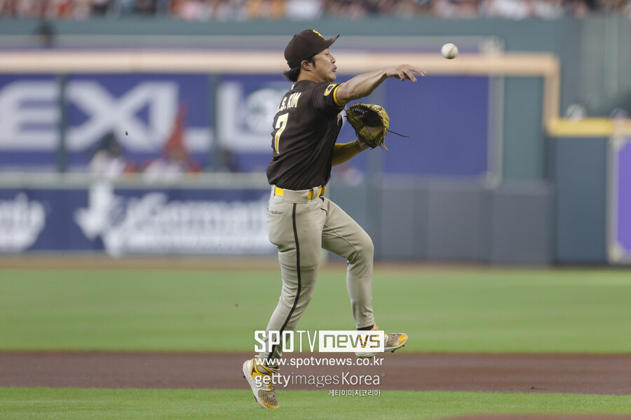 ▲ 17일 오클랜드전 9회에서 환상적인 글러브 토스로 현지 언론의 시선을 사로잡은 김하성