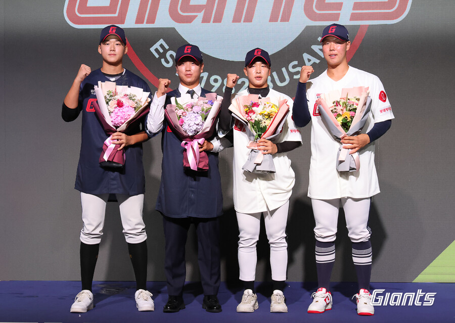 ▲ 2024 KBO 신인 드래프트에서 2라운드로 롯데에 지명된 정현수(왼쪽에서 두 번째). ⓒ롯데 자이언츠
