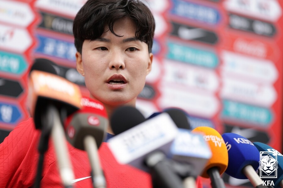 ▲ 18일 파주NFC에서 열린 오전 훈련을 마치고 지소연이 기자회견에 응하고 있다 ⓒ 대한축구협회