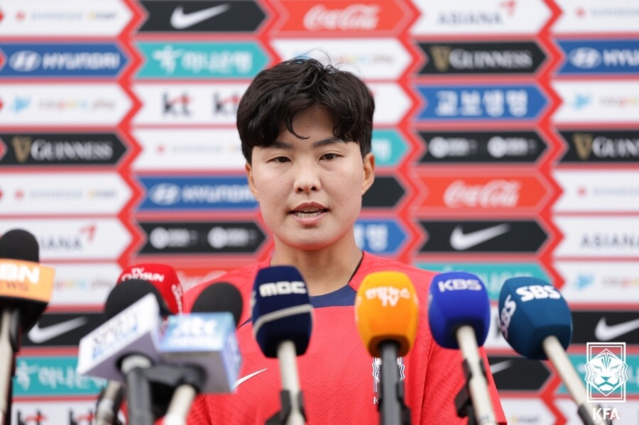 ▲ 18일 파주NFC에서 열린 오전 훈련을 마치고 지소연이 기자회견에 응하고 있다 ⓒ 대한축구협회