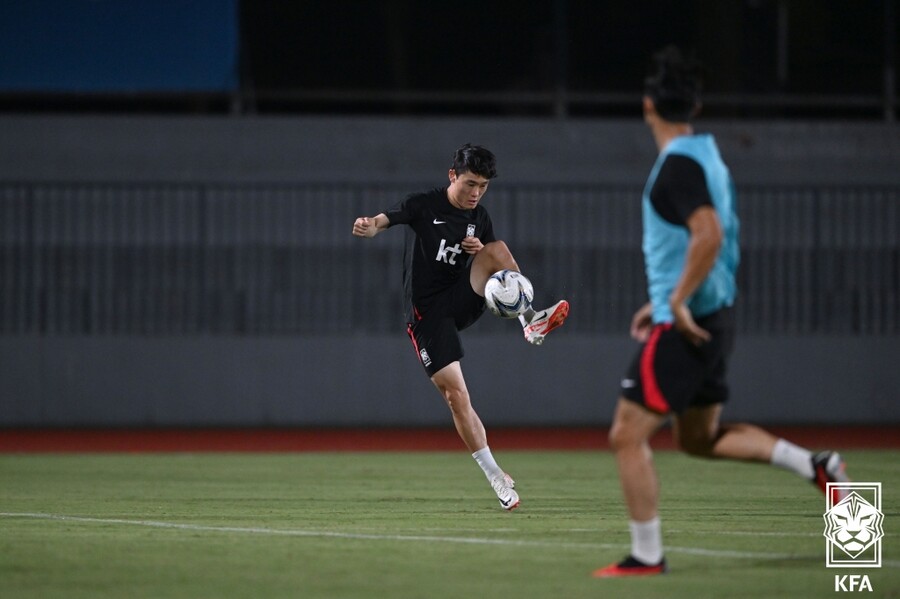 ▲ 18일 중국 항저우 진화시 아이칭중학교 축구장에서 훈련한 2023 항저우 아시안게임 남자 축구 대표팀. ⓒ대한축구협회