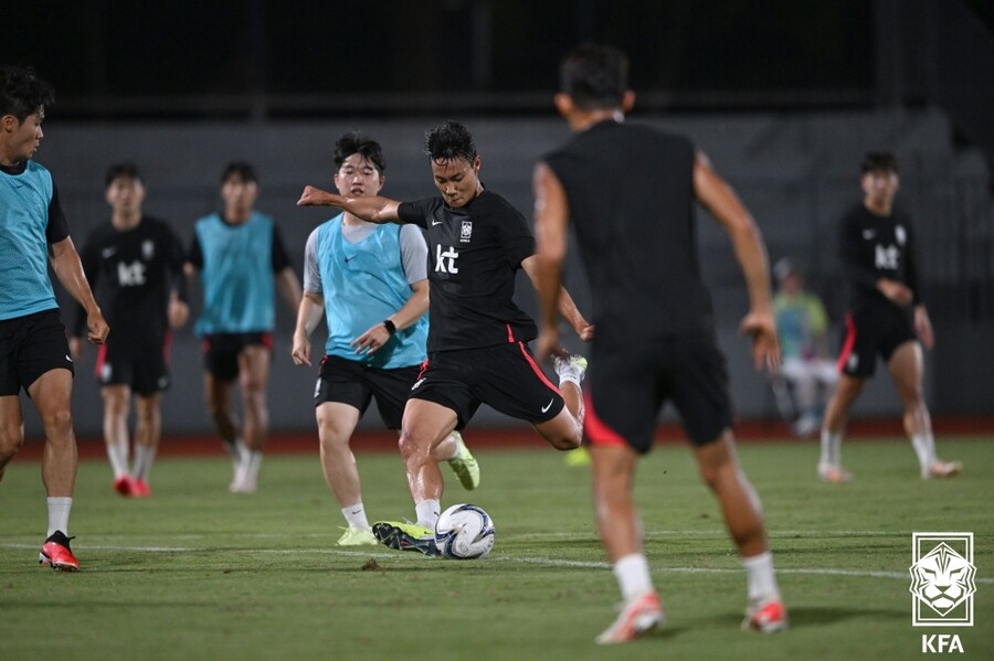 ▲ 18일 중국 항저우 진화시 아이칭중학교 축구장에서 훈련한 2023 항저우 아시안게임 남자 축구 대표팀. ⓒ대한축구협회