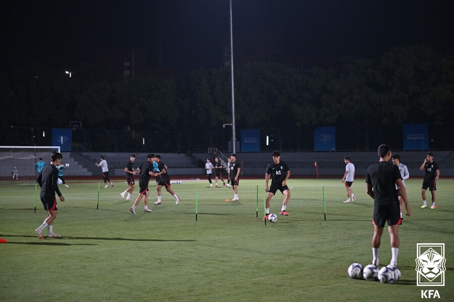 ▲ 18일 중국 항저우 진화시 아이칭중학교 축구장에서 훈련한 2023 항저우 아시안게임 남자 축구 대표팀. ⓒ대한축구협회