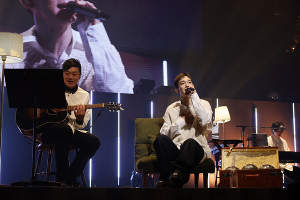 엑소 첸, 日 첫 솔로 투어 성료…장르 가리지 않는 ‘특급 보컬’ 입증  "행복했다”