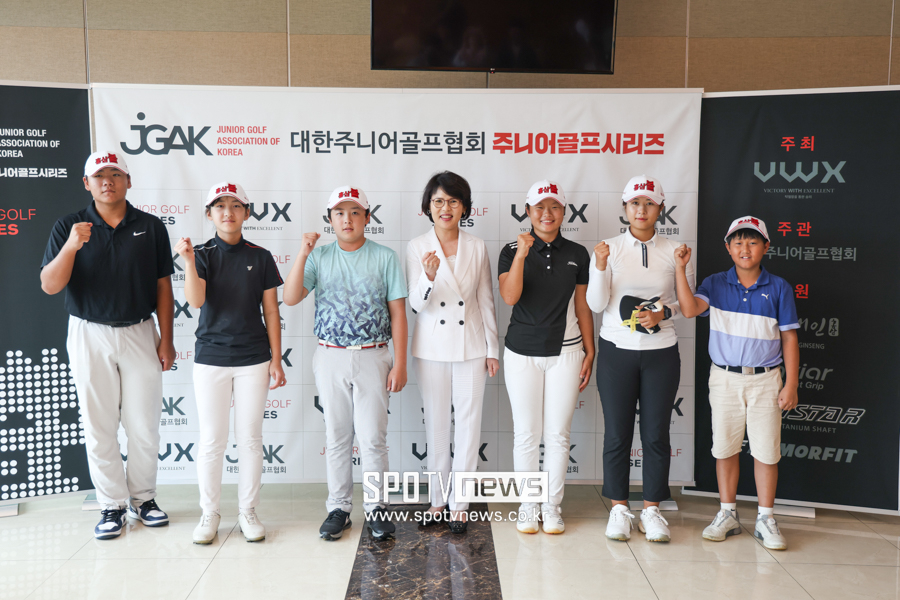 ▲ 2023 주니어골프시리즈 6차전에서 우승한 선수들이 기념촬영을 하고 있다.