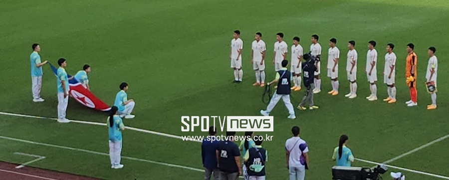 ▲ 19일 중국 항저우 저장 사범대학교 경기장에서 열린 2022 항저우 아시안게임 남자축구 조별리그 F조 1차전 대만과 경기 전에서 행사에서 북한 대표팀.
