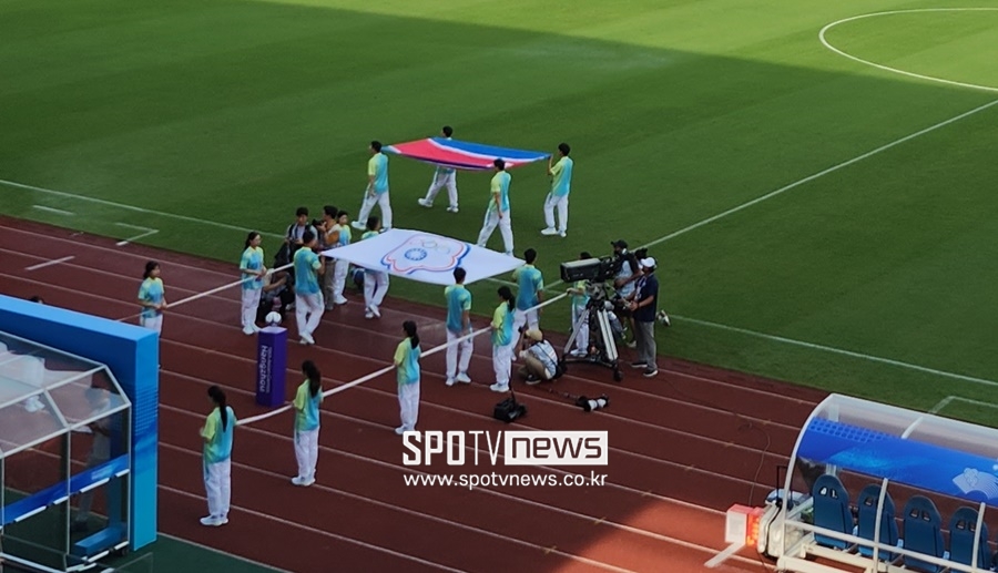 ▲ 인공기와 함께 경기장에 들어서는 북한 아시안게임 남자축구 대표팀