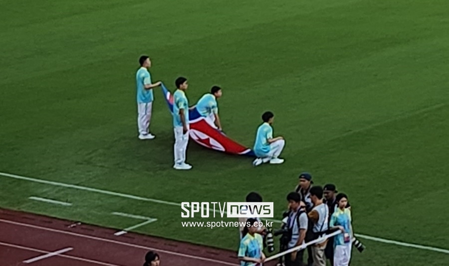▲ 인공기와 함께 경기장에 들어서는 북한 아시안게임 남자축구 대표팀