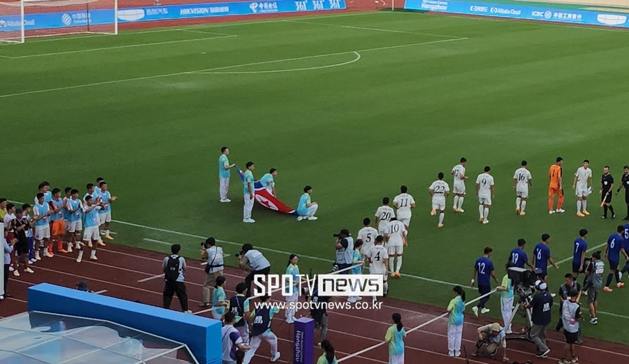 ▲ 인공기와 함께 경기장에 들어서는 북한 아시안게임 남자축구 대표팀