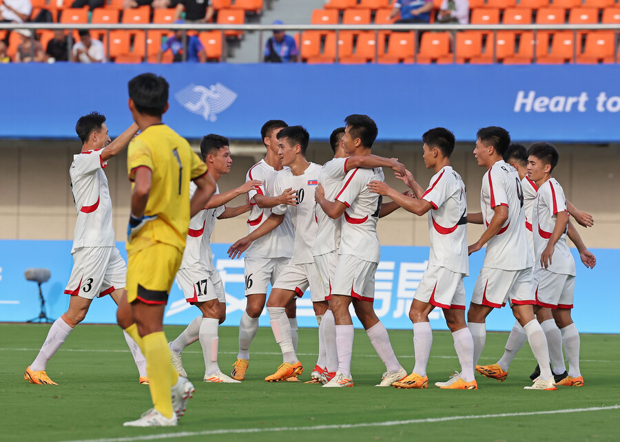 ▲ 19일 중국 항저우 진화 저장 사범대학교 경기장에서 열린 2022 항저우 아시안게임 남자축구 조별리그 F조 1차전 대만과 경기에서 득점 세리머니하는 북한. 북한은 대만을 2-0으로 이겼다. ⓒ연합뉴스