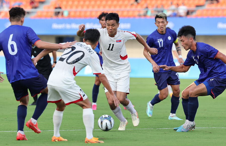 ▲ 19일 중국 항저우 진화 저장 사범대학교 경기장에서 열린 2022 항저우 아시안게임 남자축구 조별리그 F조 1차전 대만을 상대로 북한은 경기 내내 압도적인 경기력을 뽐냈다. ⓒ연합뉴스