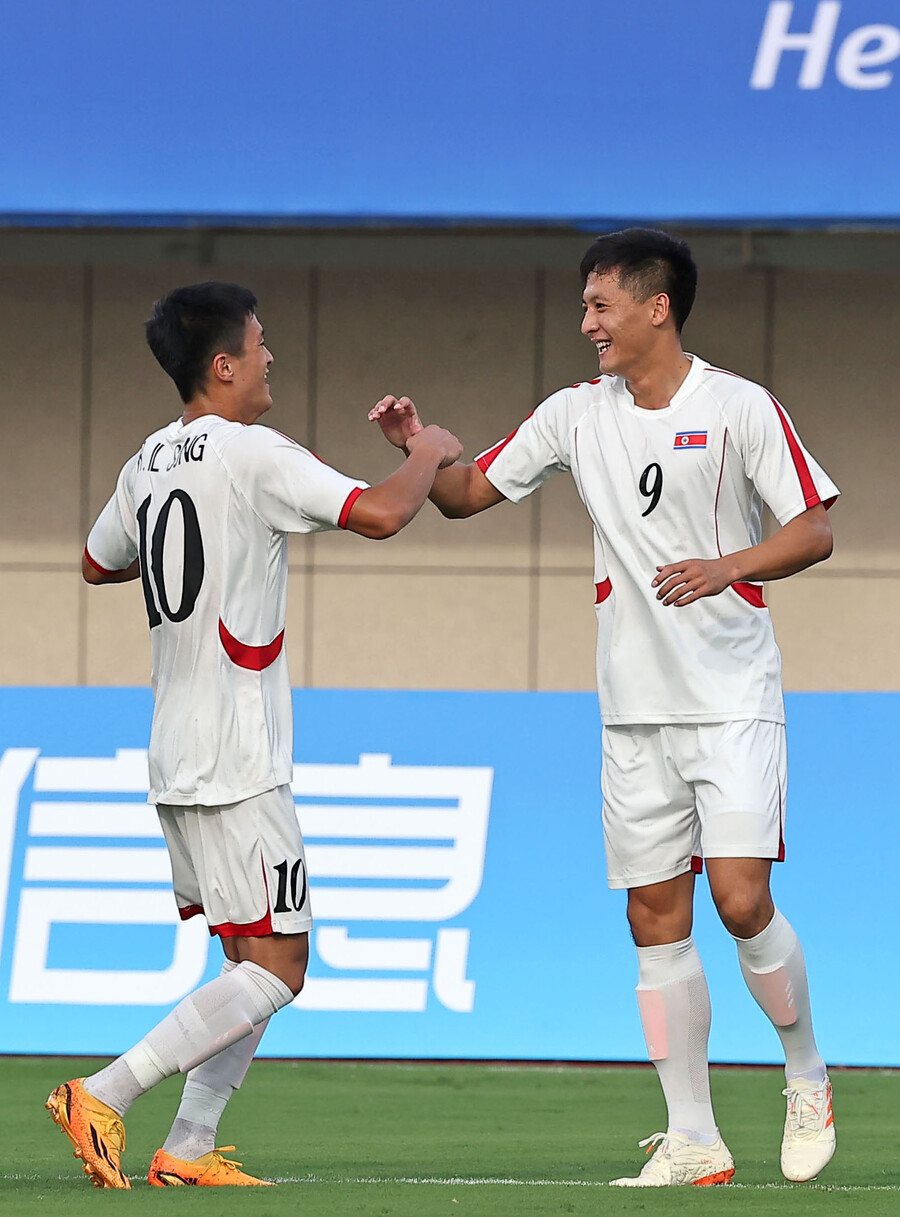 ▲ 19일 중국 항저우 진화 저장 사범대학교 경기장에서 열린 2022 항저우 아시안게임 남자축구 조별리그 F조 1차전 대만을 상대로 북한은 경기 내내 압도적인 경기력을 뽐냈다. ⓒ연합뉴스