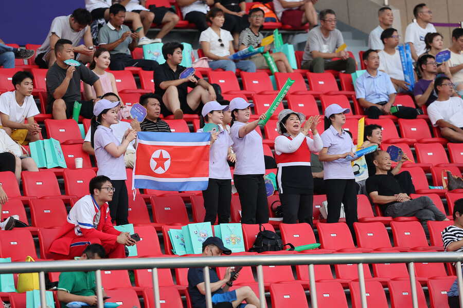 ▲ 19일 중국 항저우 진화 저장 사범대학교 경기장에서 열린 2022 항저우 아시안게임 남자축구 조별리그 F조 1차전 대만과 경기에서 인공기를 흔들며 북한을 응원하는 북한 응원단. ⓒ연합뉴스