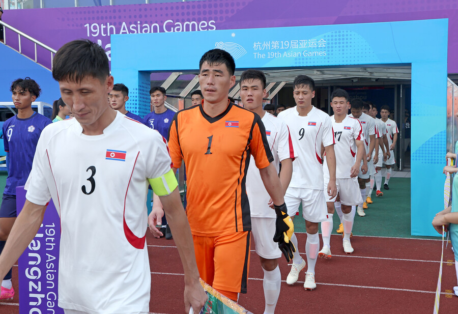 ▲ 19일 중국 항저우 진화 저장 사범대학교 경기장에서 열린 2022 항저우 아시안게임 남자축구 조별리그 F조 1차전 대만과 경기로 5년 만에 국제 무대로 돌아온 북한 대표팀. ⓒ연합뉴스