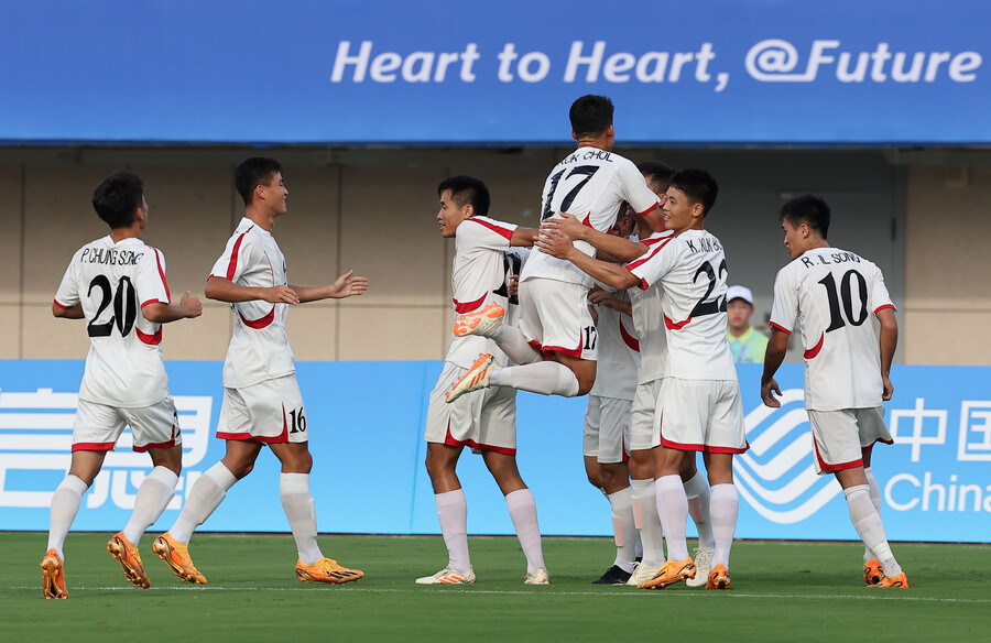 ▲ 19일 중국 항저우 진화 저장 사범대학교 경기장에서 열린 2022 항저우 아시안게임 남자축구 조별리그 F조 1차전 대만과 경기에서 북한은 2--0 완승을 거뒀다. ⓒ연합뉴스