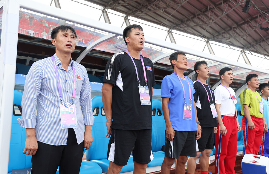 ▲ 19일 중국 항저우 진화 저장 사범대학교 경기장에서 열린 2022 항저우 아시안게임 남자축구 조별리그 F조 1차전 대만과 경기로 5년 만에 국제 무대로 돌아온 북한 대표팀. ⓒ연합뉴스