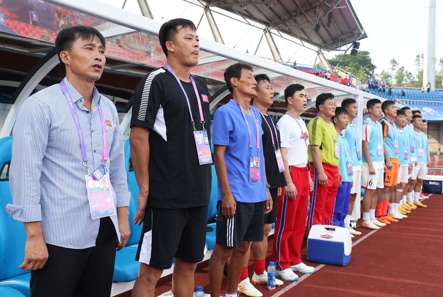 ▲ 19일 중국 항저우 진화 저장 사범대학교 경기장에서 열린 2022 항저우 아시안게임 남자축구 조별리그 F조 1차전 대만과 경기 전 국가를 부르는 신용남 북한 대표팀 감독. ⓒ연합뉴스