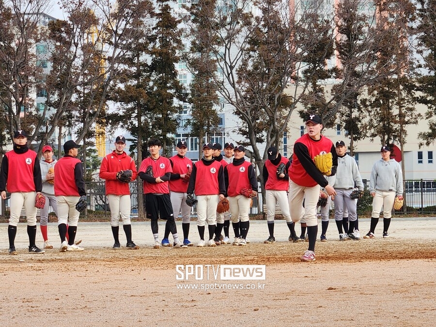 ▲ 마산용마고 투수 장현석이 동료들과 수비 훈련을 하고 있다. ⓒ창원, 이재국 전문위원