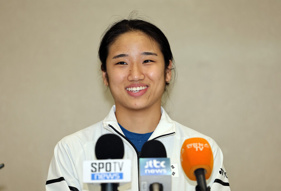 ▲ 2023 BWF 중국오픈 여자 단식 우승을 차지한 안세영이 인천국제공항에 도착한 뒤 취재진들과 인터뷰를 하고 있다. ⓒ연합뉴스