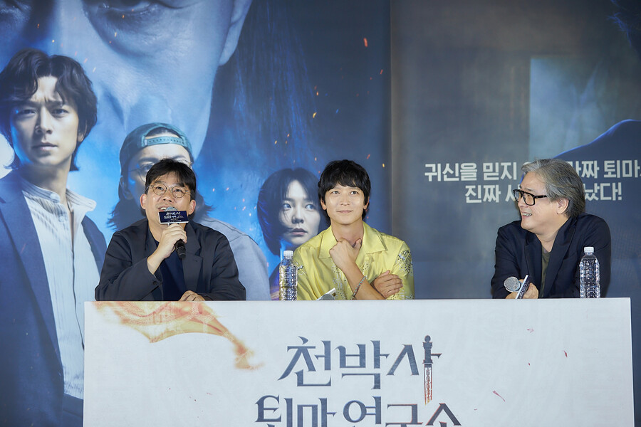 ▲ 왼쪽부터 김성식 감독, 강동원, 박찬욱 감독. 제공ㅣCJ ENM