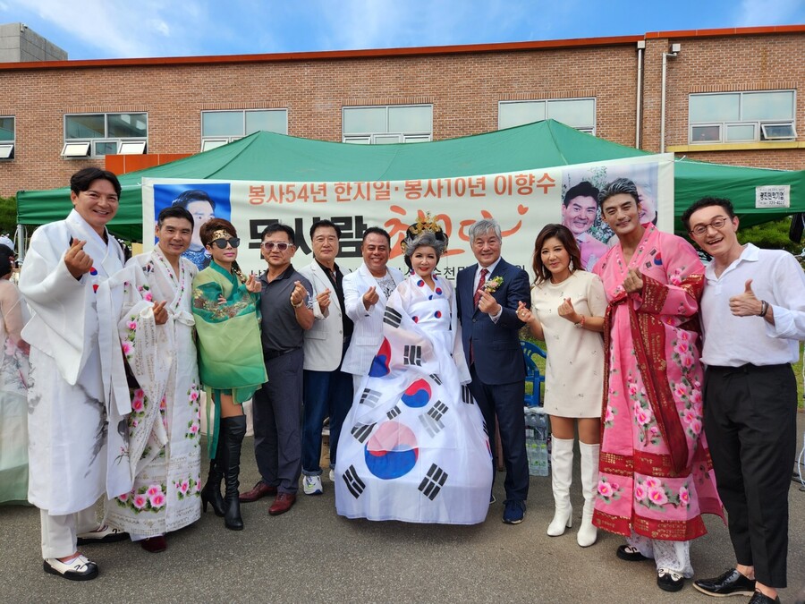 '봉사 54년' 한지일, 요양병원에서 재능기부 가요‧패션쇼