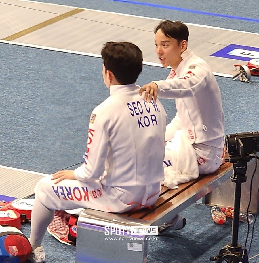 ▲ 이지훈(오른쪽)과 서창완이 얘기하고 있다. ⓒ항저우(중국), 박정현 기자