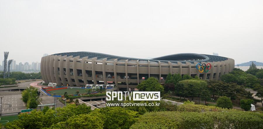 ▲ 야구계에서는 현재 야구장 바로 옆에 있는 주경기장의 한시적 사용이 불가피하다고 주장한다 ⓒ스포티비뉴스DB