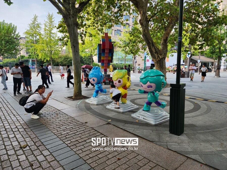 ▲ '2022 항저우 아시안게임' 마스코트와 중국 시민들. ⓒ항저우(중국), 박정현 기자