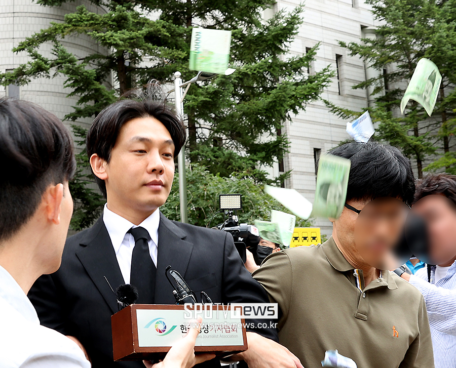 [스토리S] "영치금으로 써!" 돈다발 맞은 유아인, 법원에서 '대굴욕'