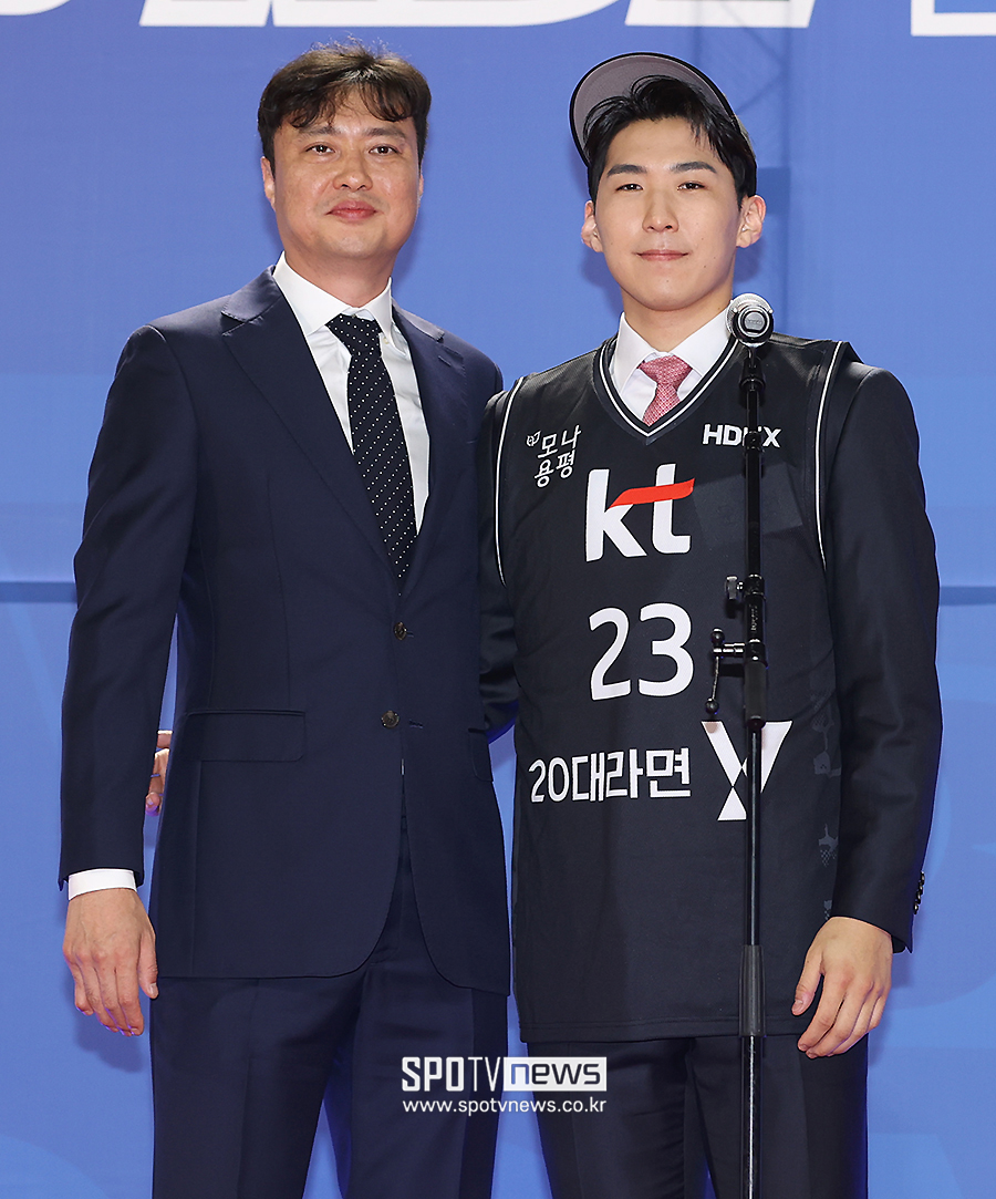 ▲ KT 송영진 감독 문정현 ⓒ곽혜미 기자