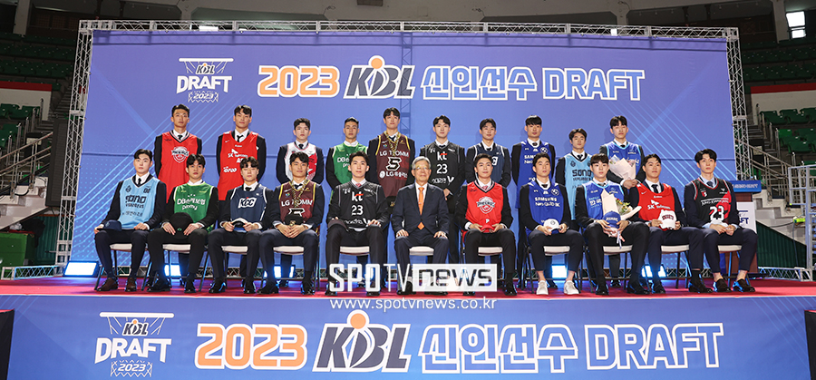 ▲ 2023 KBL 신인드래프트 전희옥 총재 문정현 박무빈 유기상 ⓒ곽혜미 기자