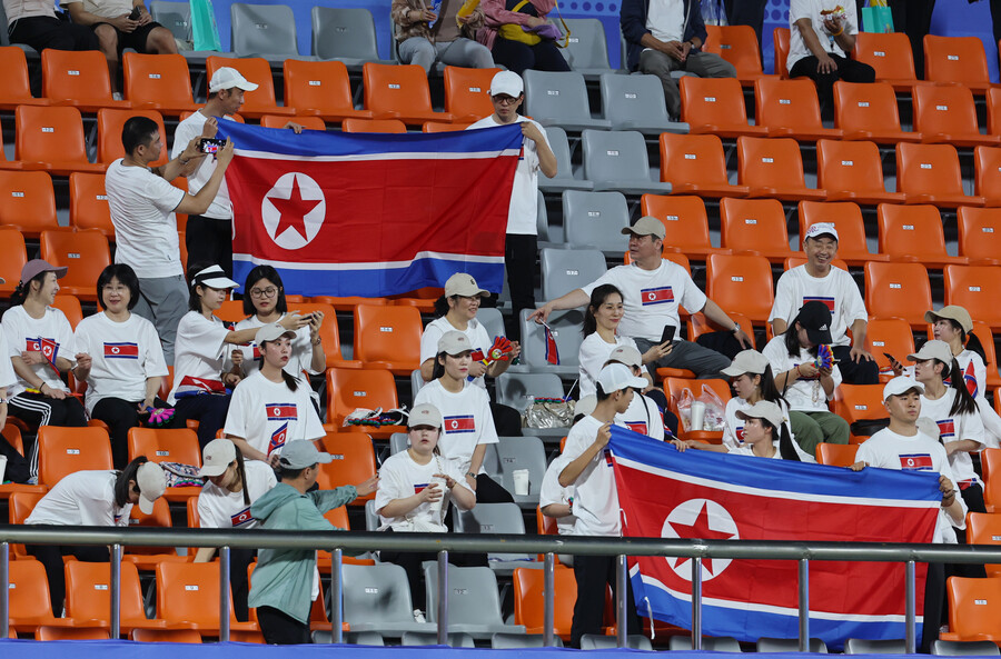 ▲ 수가 불어난 북한 응원단 ⓒ 연합뉴스