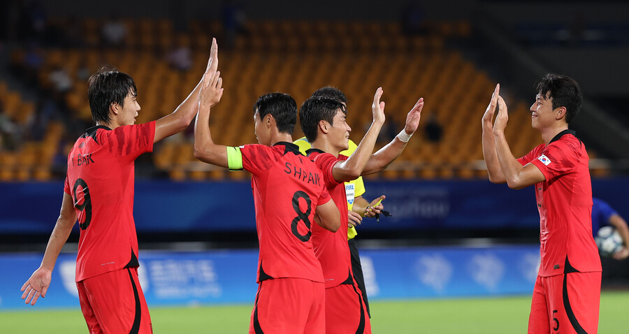▲ 태국을 4-0으로 꺾은 한국 선수단.  ⓒ연합뉴스