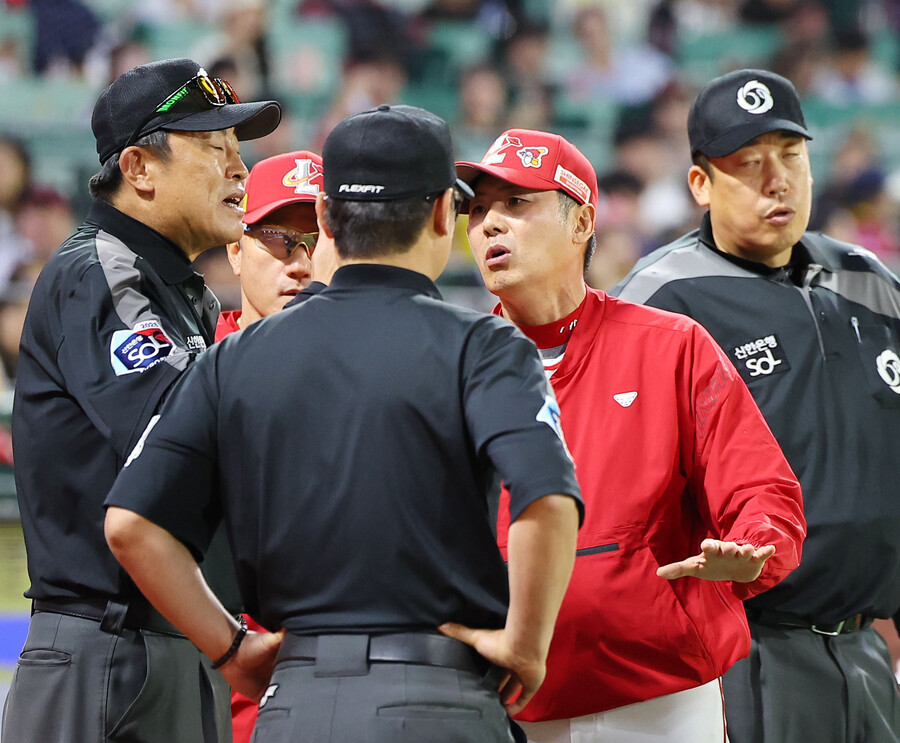▲ 김원형 SSG 랜더스 감독이 오심에 항의하고 있다. ⓒ 연합뉴스