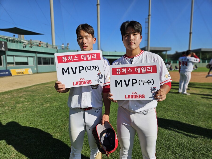 ▲ 22일 경기 MVP로 선정된 박세직(왼쪽)과 김도현 ⓒSSG랜더스