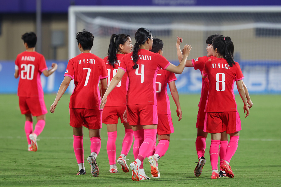 ▲ 득점을 축하하는 한국 여자축구 대표팀. 22일 미얀마를 3-0으로 꺾었다. ⓒ연합뉴스