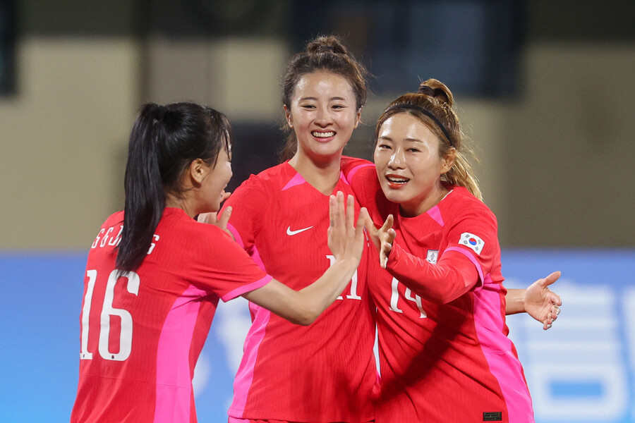 ▲ 득점을 축하하는 한국 여자축구 대표팀. 22일 미얀마를 3-0으로 꺾었다. ⓒ연합뉴스