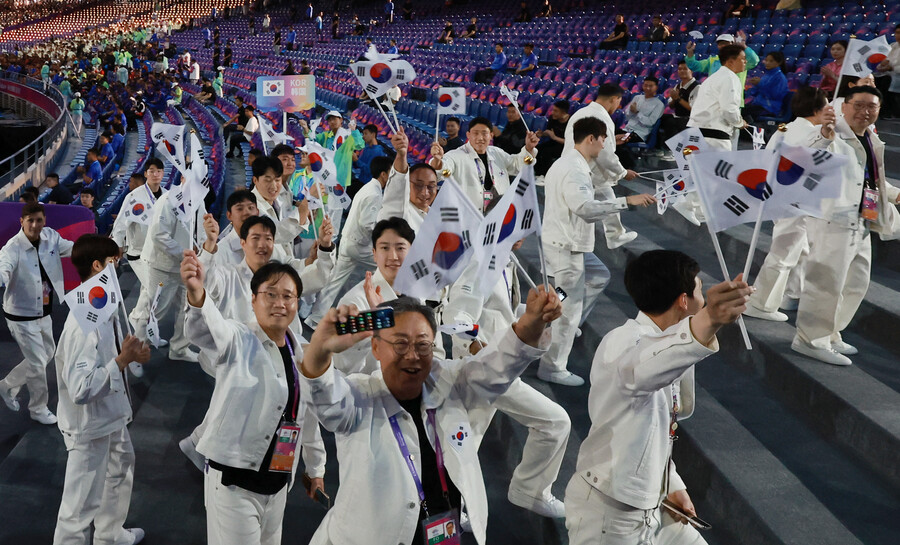 ▲ 환한 얼굴로 입장하는 한국 선수단 ⓒ 연합뉴스
