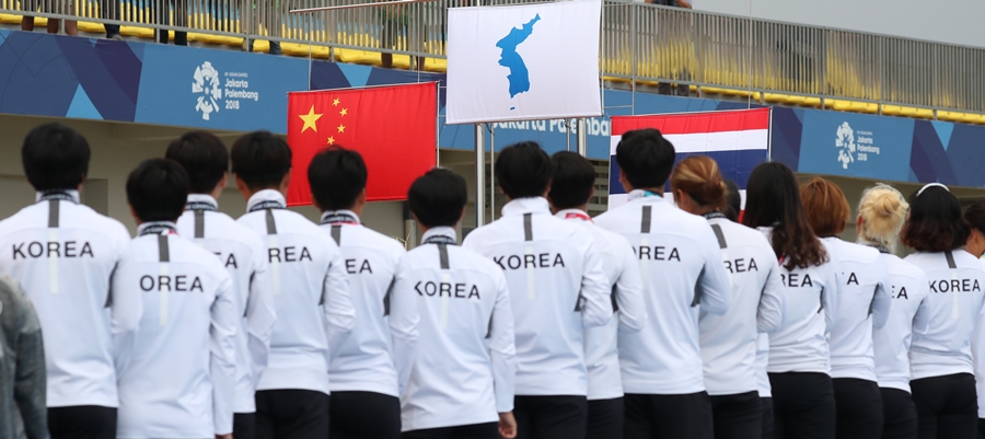 ▲ 2018 자카르타-팔렘방 아시안게임 카누용선 500m에서 금메달을 획득한 남북 단일팀. 당시에는 단일팀을 구성할 만큼 가까웠다. ⓒ연합뉴스